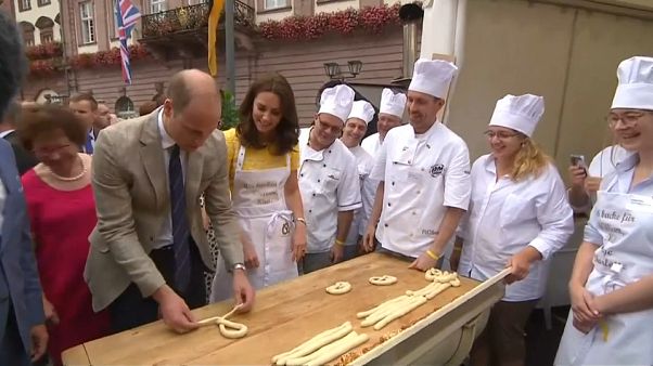 Príncipe Guilherme e Duquesa de Cambridge aprendem a fazer bretzel na Alemanha Príncipe Guilherme e Duquesa de Cambridge aprendem a fazer bretzel na Alemanha