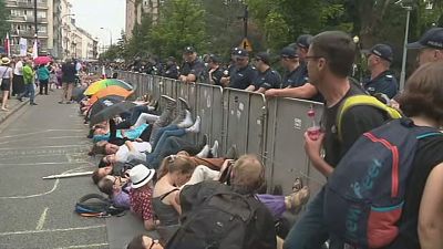 Polacos protestam contra reforma do Supremo Tribunal que reduz independência do poder judicial