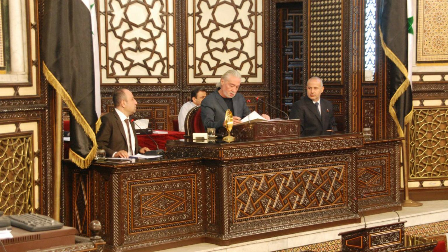 مجلس الشعب السوري يقيل رئيسته ويعين المخرج إسماعيل نجدت أنزور رئيسا بالنيابة