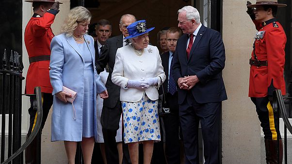 No toquen a la reina Isabel: un responsable canadiense rompe el protocolo No toquen a la reina Isabel: un responsable canadiense rompe el protocolo
