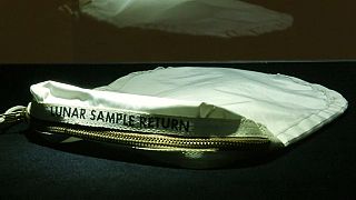 Casi 2 millones de dólares por una bolsa con polvo lunar recolectado por Neil Armstrong