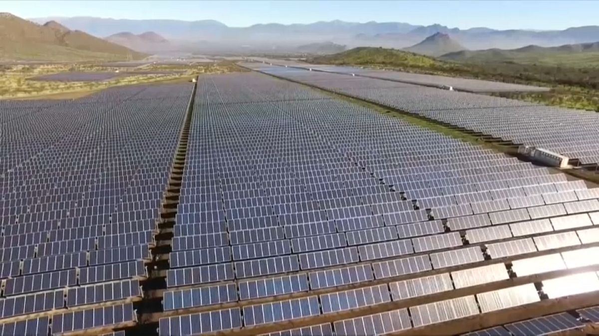Chile inaugura una planta solar de 350.000 paneles