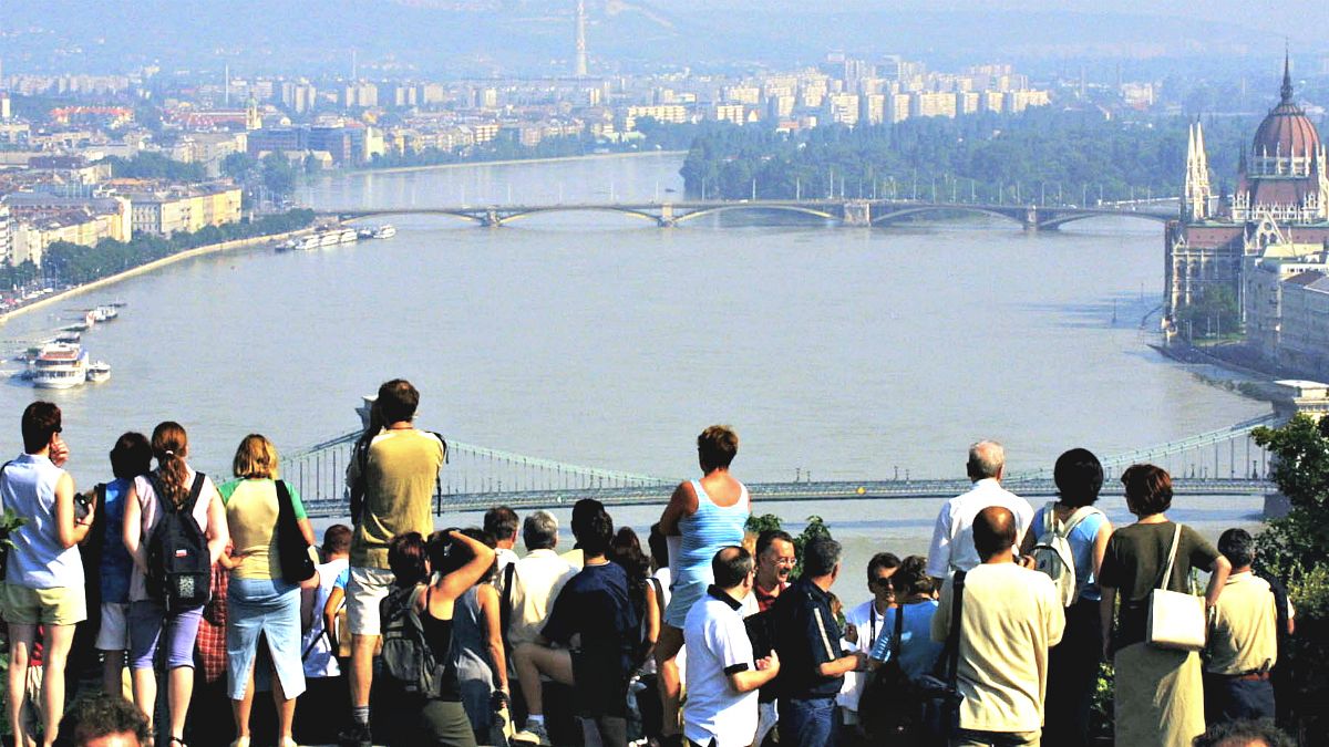 Megtelt turistákkal Budapest