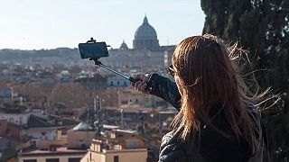 Milano vieta le aste da selfie