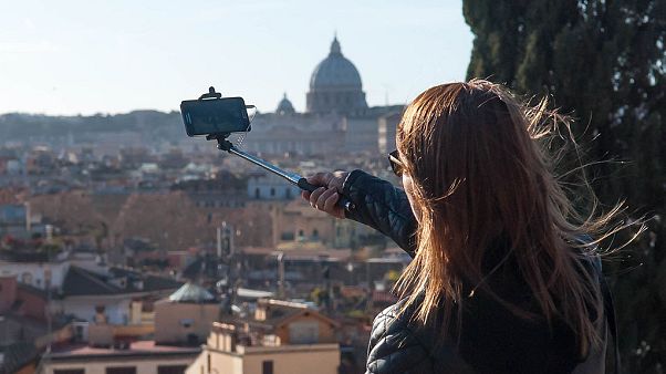 Vom Trend zum Tabu: Verbot für Selfie-Sticks in Mailand Vom Trend zum Tabu: Verbot für Selfie-Sticks in Mailand