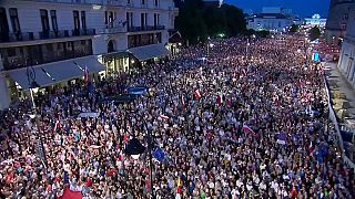 Governo polaco resiste à pressão das ruas e da União Europeia