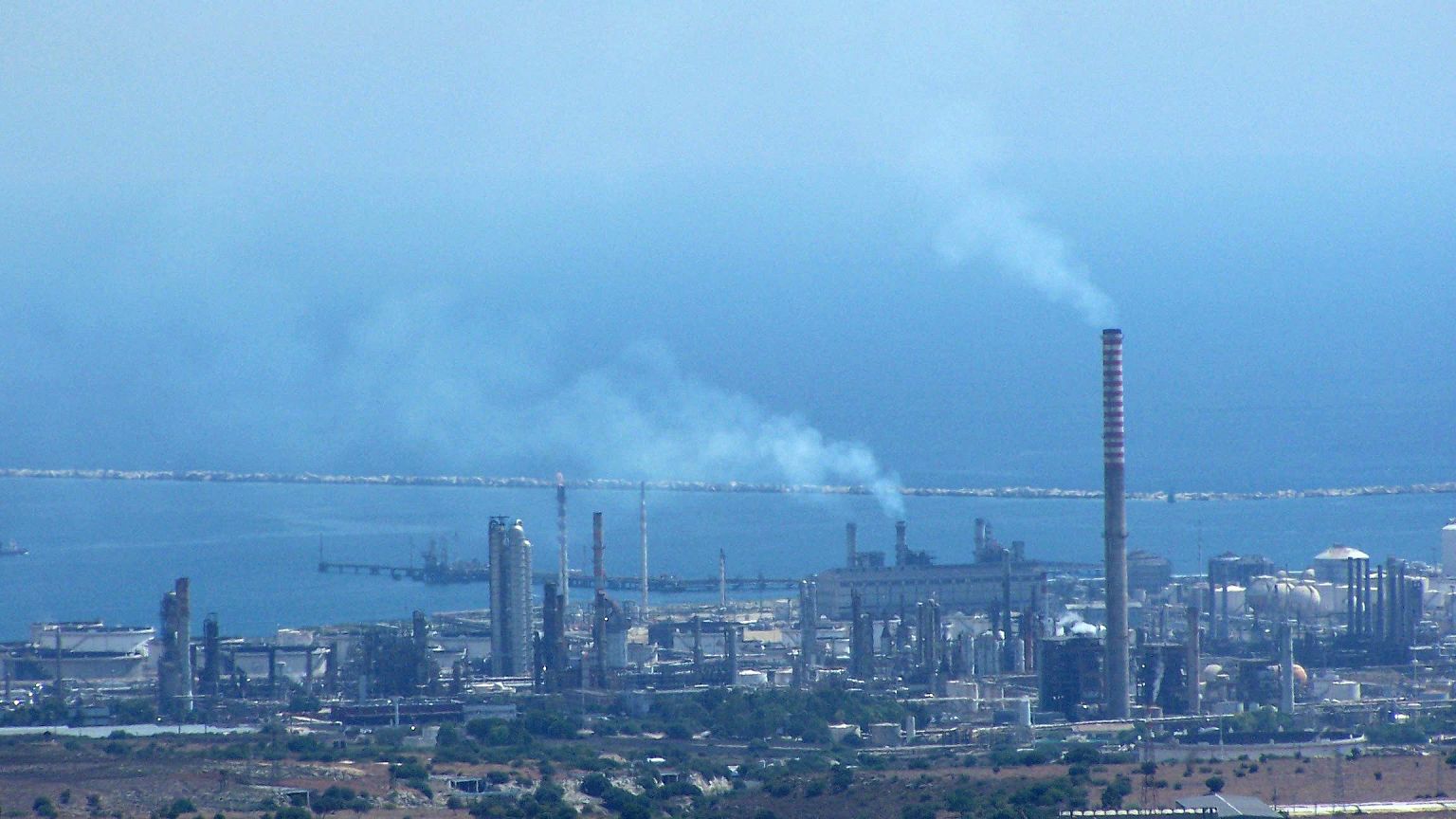 Ambiente: sotto sequestro impianti petrolchimico di Siracusa