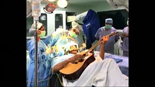 نوازنده‌ای که هنگام عمل جراحی مغز گیتار می نواخت