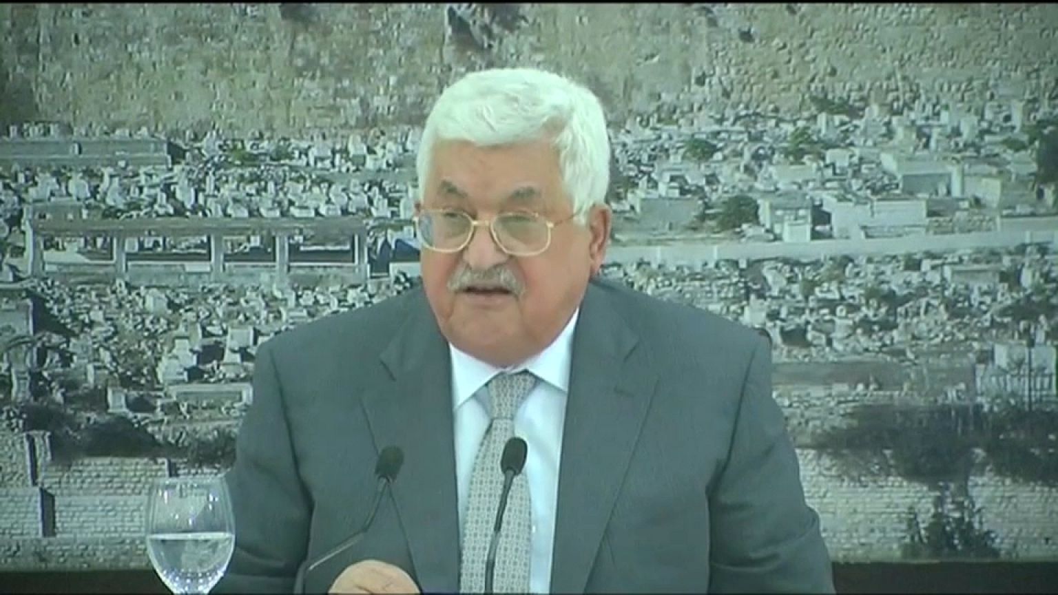 الرئيس الفلسطيني يعلن "تجميد" الاتصالات مع اسرائيل حتى الغاء اجراءاتها في الاقصى