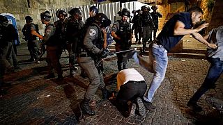 شاهد: الشرطة الإسرائيلية تعتدي على شاب فلسطيني وهو يصلي