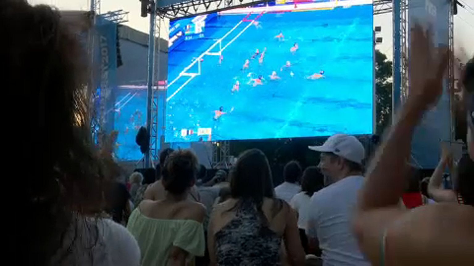 Ezrek szurkoltak a szabadban