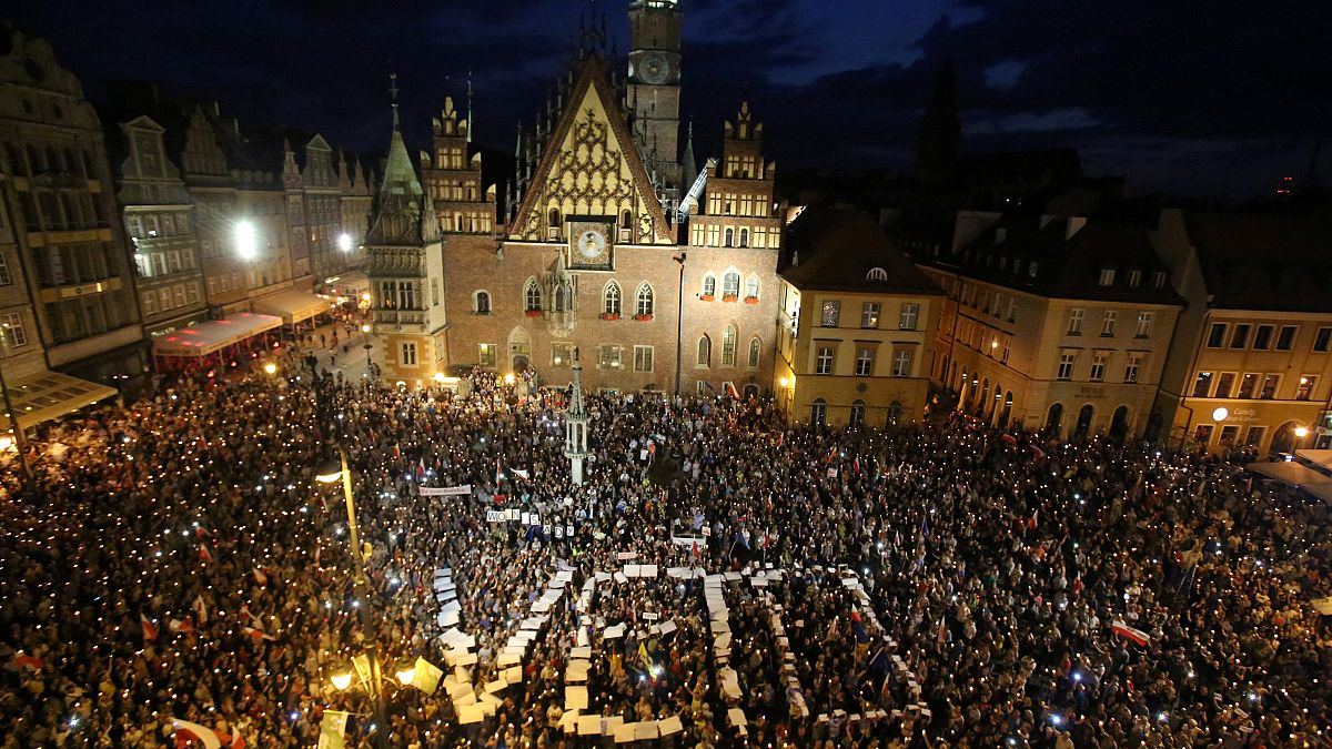 Parlamento polaco ignora avisos da UE e aprova lei controversa