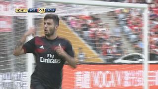 André Silva celebra estreia pelo AC Milan com goleada a Renato Sanches