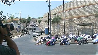 Kudüs'teki Müslümanlar İsrail'i namaz kılarak protesto etti
