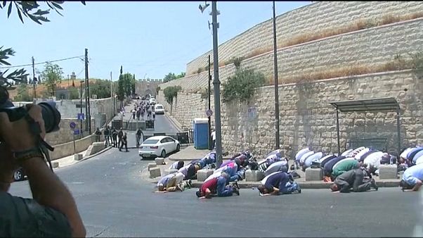 Kudüs'teki Müslümanlar İsrail'i namaz kılarak protesto etti Kudüs'teki Müslümanlar İsrail'i namaz kılarak protesto etti