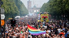 Tausende Teilnehmer des Berliner CSD bejubeln die Ehe für alle