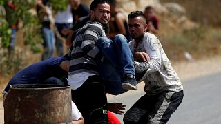 شاهد.. إصابة شاب فلسطيني على يد قناص إسرائيلي في "جمعة الغضب"