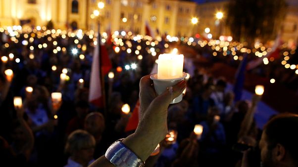 Στους δρόμους οι Πολωνοί κατά μεταρρύθμισης που πλήττει τη διάκριση των εξουσιών Στους δρόμους οι Πολωνοί κατά μεταρρύθμισης που πλήττει τη διάκριση των εξουσιών