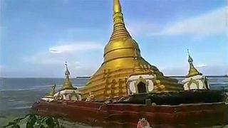 انهيار معبد بوذي في نهر هائج بميانمار