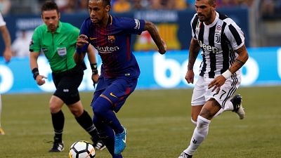Courtisé par le PSG, Neymar commence la saison en forme