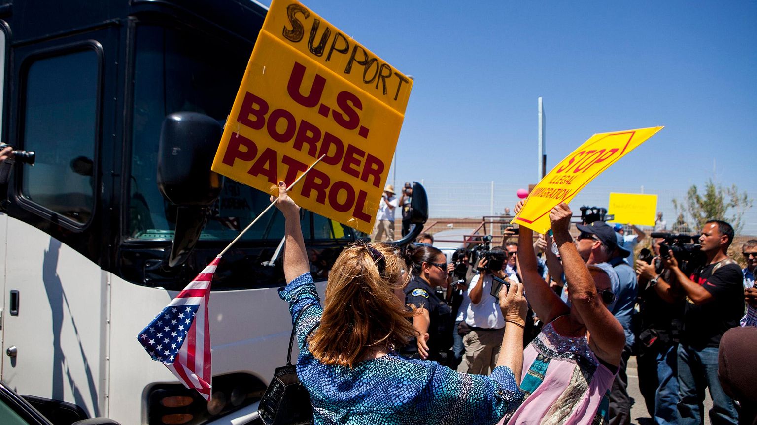 Image: Demonstrators picketing against the arrival of undocumented migrants
