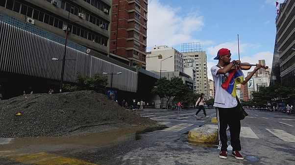 Venezuela: ferito il violinista simbolo delle proteste contro Maduro Venezuela: ferito il violinista simbolo delle proteste contro Maduro