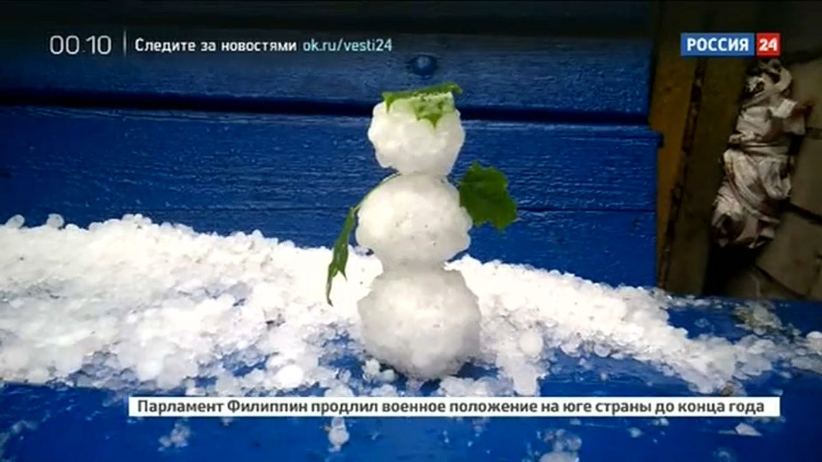 Петербург: снеговики из града