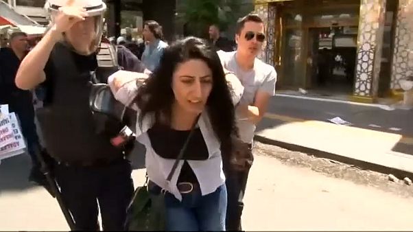 Manifestantes turcos pedem libertação e acabam presos Manifestantes turcos pedem libertação e acabam presos