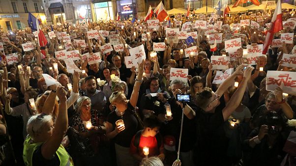 Polonia: candele in piazza contro la riforma della giustizia Polonia: candele in piazza contro la riforma della giustizia