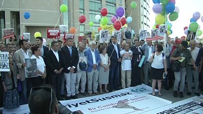 Turchia: si apre processo a Cumhuriyet, in centinaia manifestano per libertà di stampa