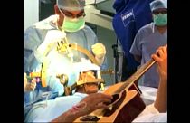 Patient spielt Gitarre während Hirn-OP [VIDEO]