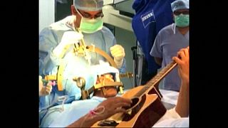 Patient spielt Gitarre während Hirn-OP [VIDEO]