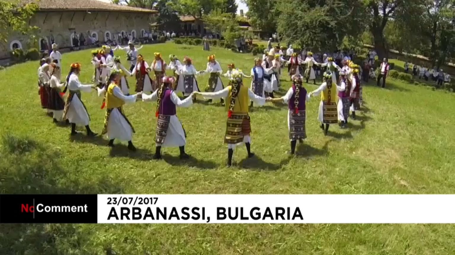 Bulgaria: matrimonio in abiti tradizionali, sposi invitano tutto il paese