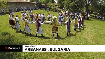 Bulgaria: matrimonio in abiti tradizionali, sposi invitano tutto il paese