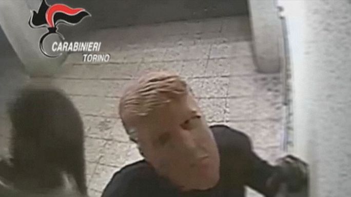 Resultado de imagen para pictures of italian robbers who wore trump masks