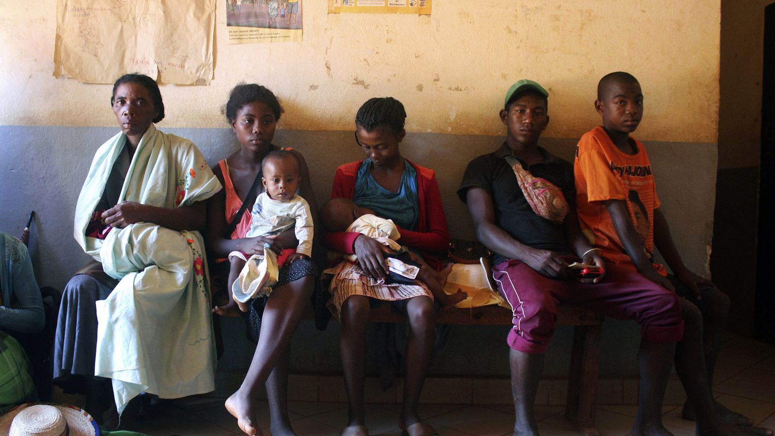 Image: Mothers wait to have their babies vaccinated against the measles at 