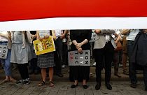 Miles de personas piden en Varsovia un veto presidencial total a la reforma judicial de Kaczynski