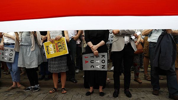 Polonia, il presidente contro il suo stesso partito: "incostituzionale la riforma della giustizia" Polonia, il presidente contro il suo stesso partito: "incostituzionale la riforma della giustizia"