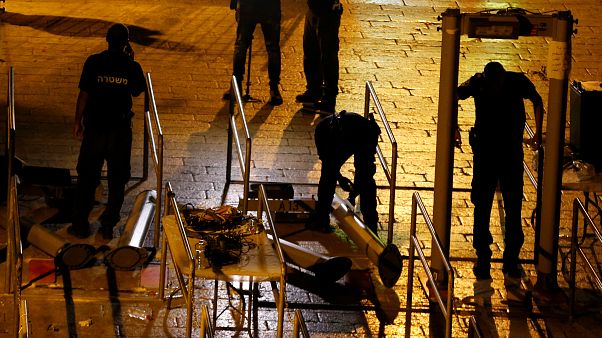 Israele toglie i metal detector dalla spianata delle moschee Israele toglie i metal detector dalla spianata delle moschee