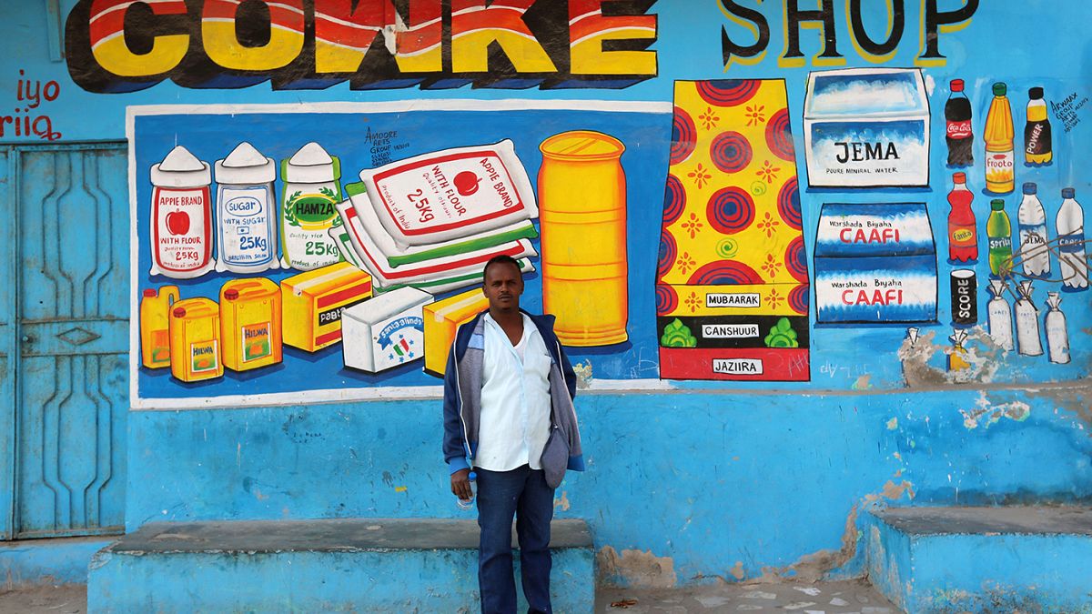 Meghökkentően pingálja ki az üzleteket a szomáliai graffitis