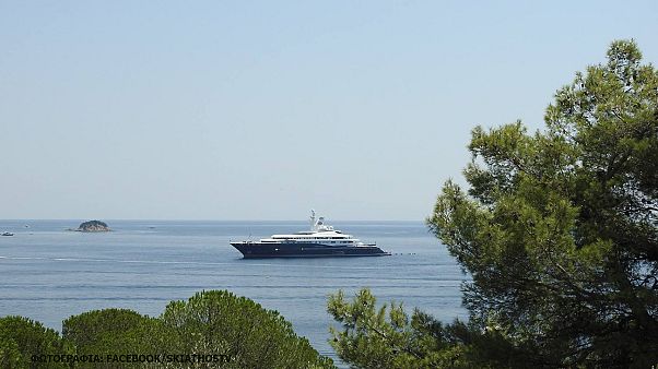 Παρά την κρίση, κάνει διακοπές στην...Σκιάθο! Παρά την κρίση, κάνει διακοπές στην...Σκιάθο!