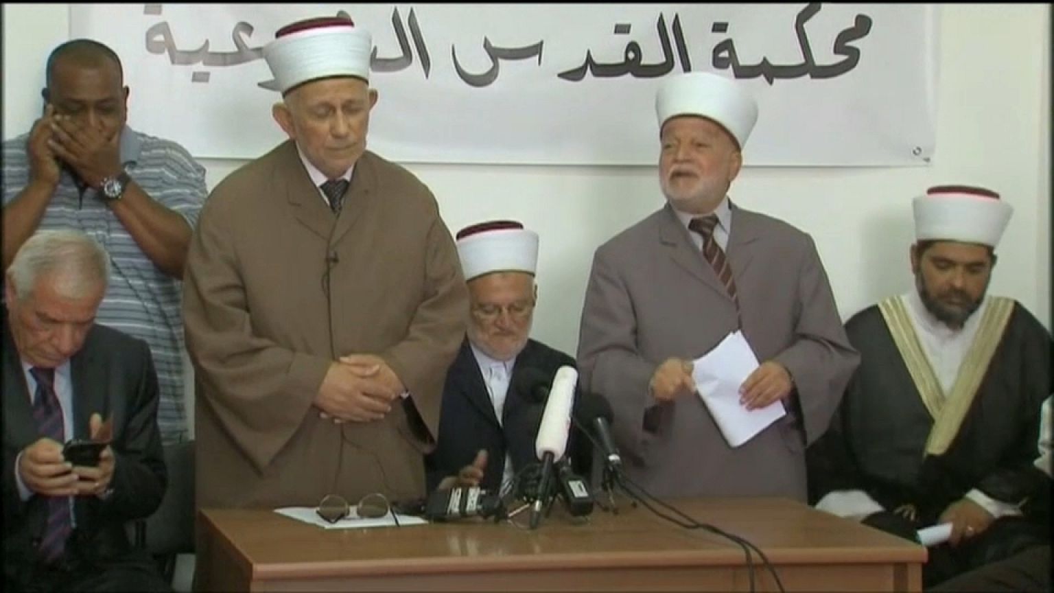 شاهد: الهيئة الإسلامية العليا بالقدس ترفض الدخول الى الأقصى