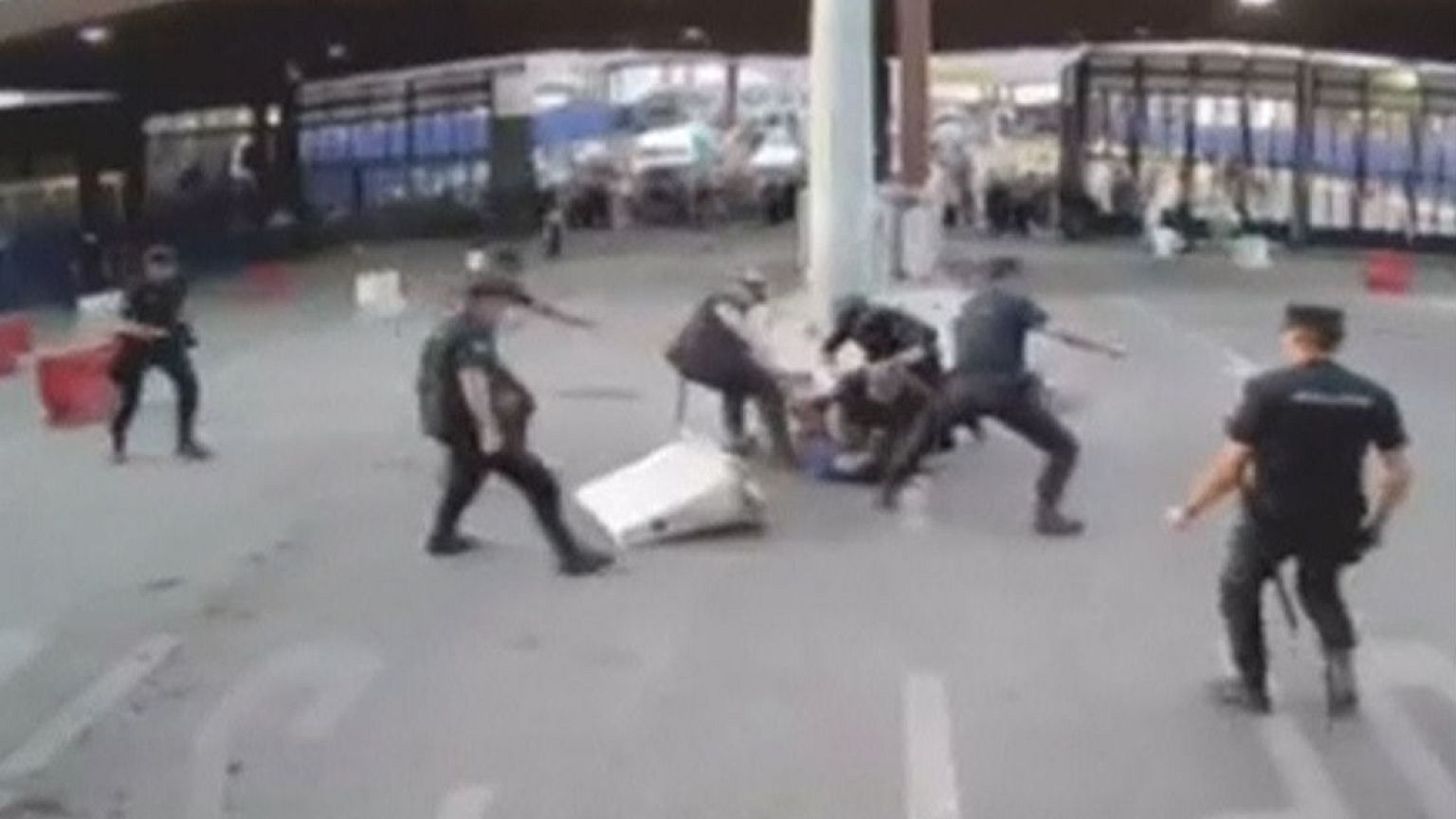 Spanish policeman strikes armed attacker with bollard