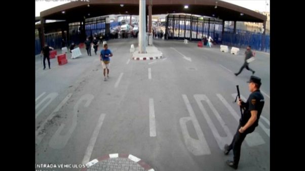 Un hombre hiere a un policía con un cuchillo en Melilla Un hombre hiere a un policía con un cuchillo en Melilla