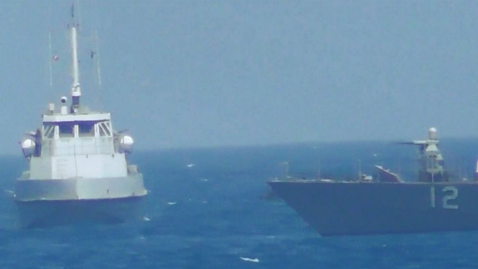 Disparo de advertencia de un barco de la marina de EEUU contra una embarcación iraní en el Golfo Pérsico
