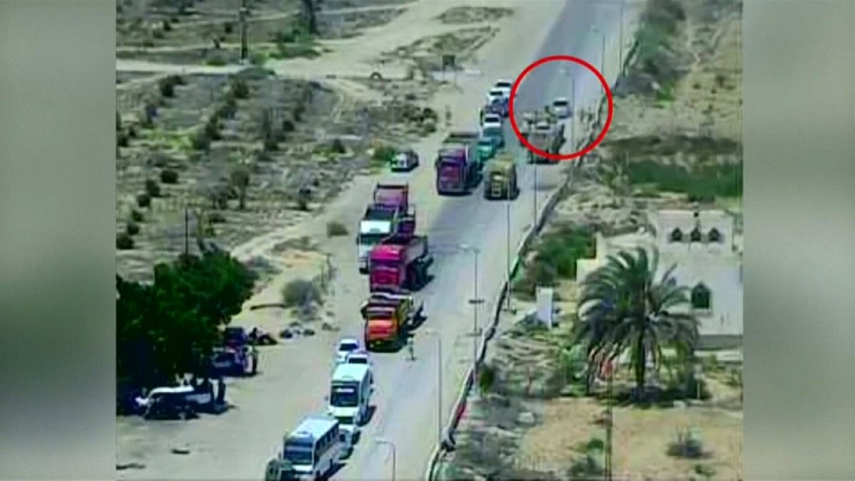 شاهد.. جندي مصري يسحق سيارة مخففة بدبابته وينقذ العشرات في سيناء