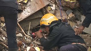 شاهد: فرق الإنقاذ تبحث عن ناجين في حادث انهيار مبنى بمومباي