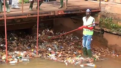 Kamerun: Pflastersteine aus Plastikmüll