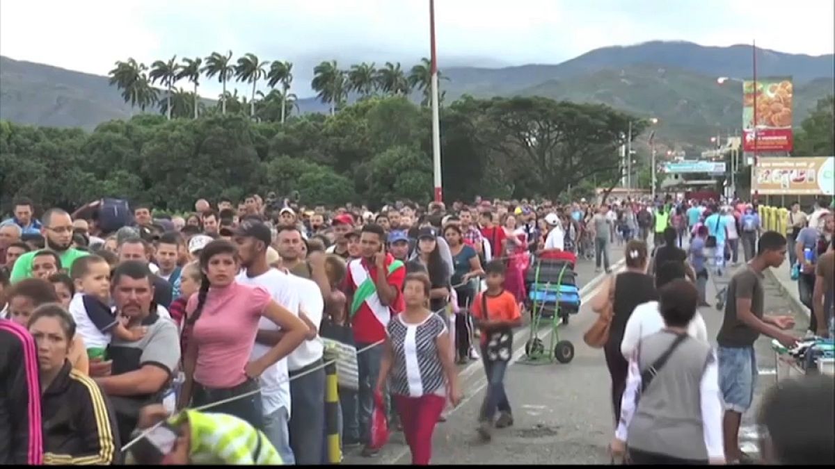 Miles de venezolanos cruzan la frontera con Colombia