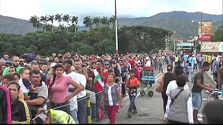 Miles de venezolanos cruzan la frontera con Colombia